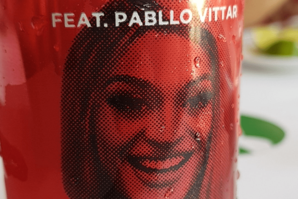 ‘Sdds Coca com rato’, diz apresentador sobre lata com Pabllo