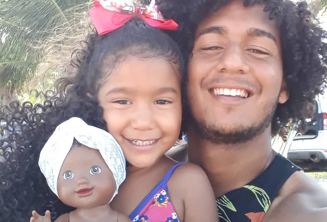 Filha pede boneca cacheada e pais têm ideia inspiradora de como fazê-la