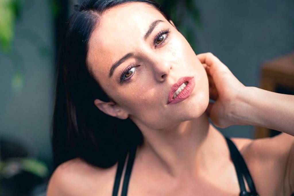 A cor exata do batom matte da Vivi Guedes é linda e minha vida mudou