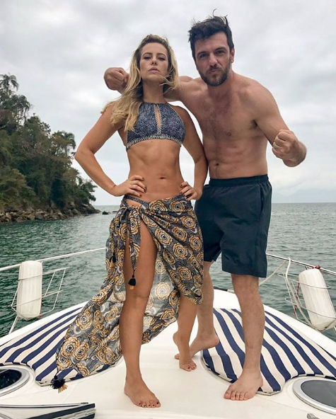 Paolla Oliveira usa biquíni tendência ao lado de Rodrigo Lombardi