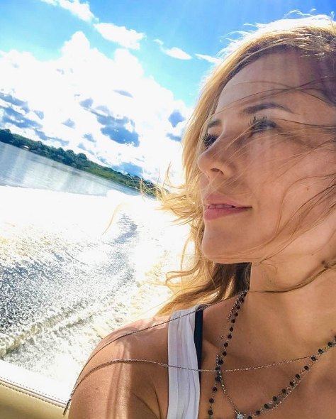 Paolla Oliveira mostra barriga trincada em foto de bastidores