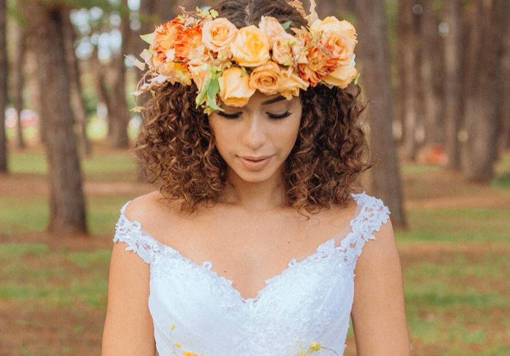Bem-vinda, primavera: penteados com flores para cabelos cacheados