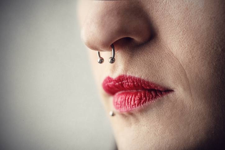 Vídeo lindo conta a história de 100 anos de piercing