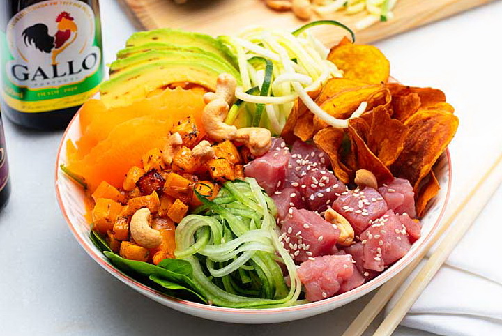 Poke de atum com chips de batata-doce e castanhas