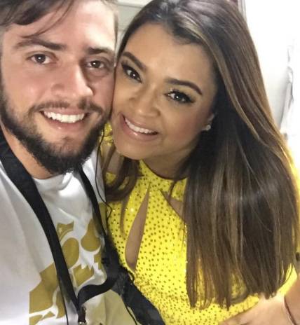 Look para atrair fortuna em 2017: sombra dourada e c&iacute;lios bem longos combinando com o vestido amarelo.