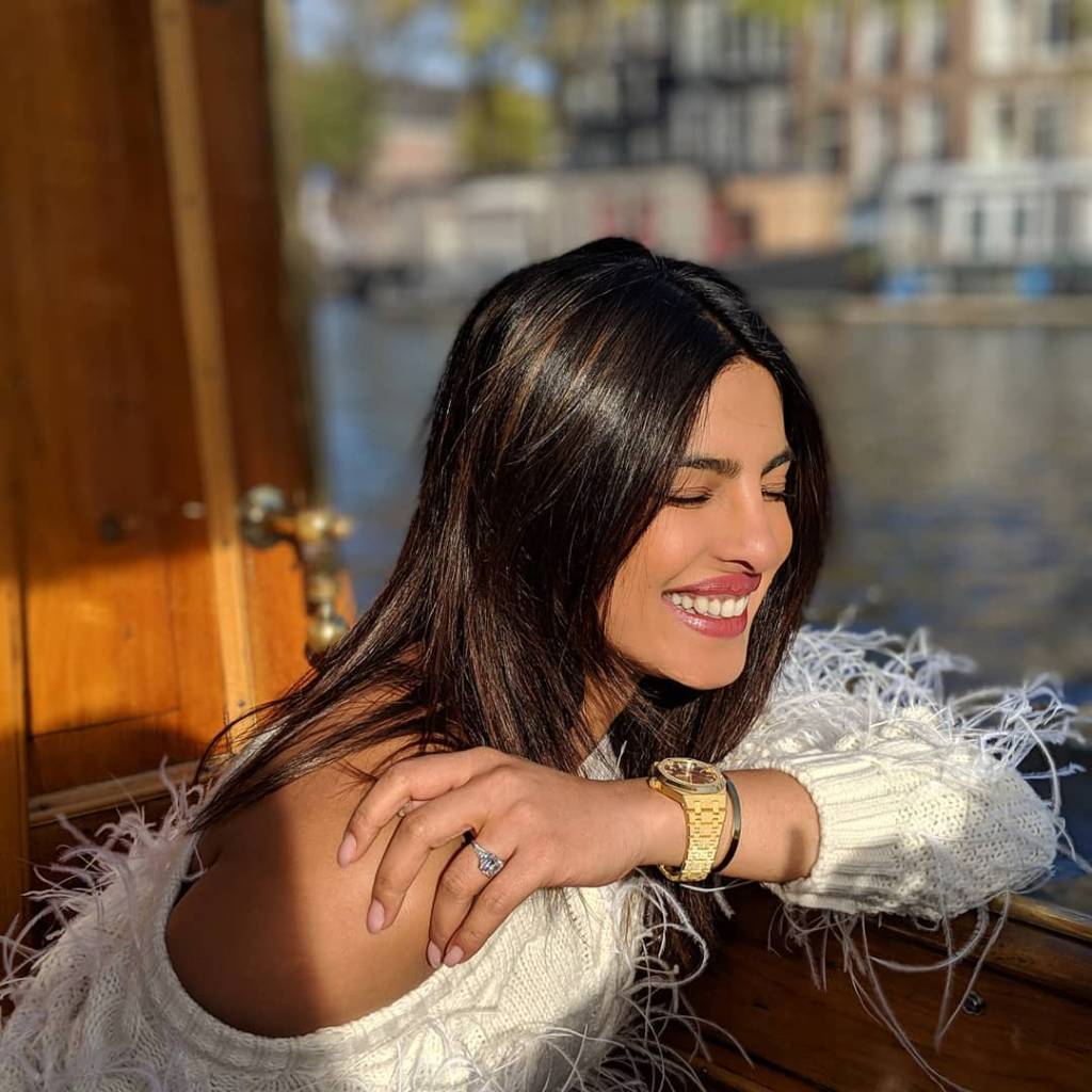 Priyanka Chopra usou um vestido de casamento “secreto” e VERMELHO