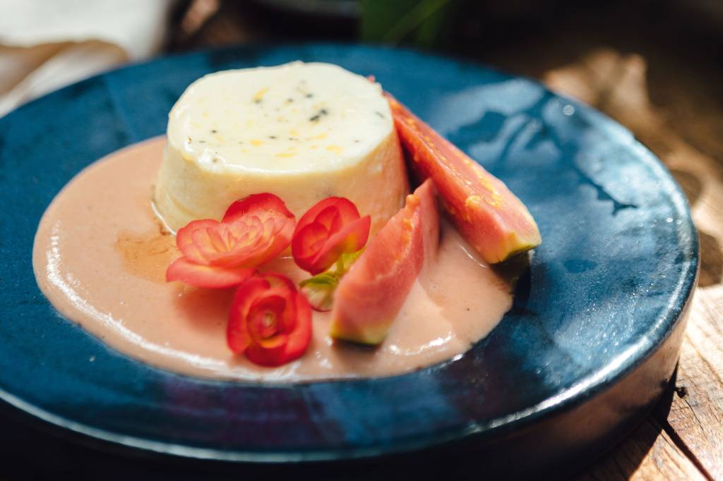 Pudim de queijo de cabra com creme inglês de goiaba