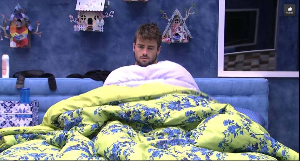 Em festa, Rafael dá em cima de Tamires e os dois se beijam