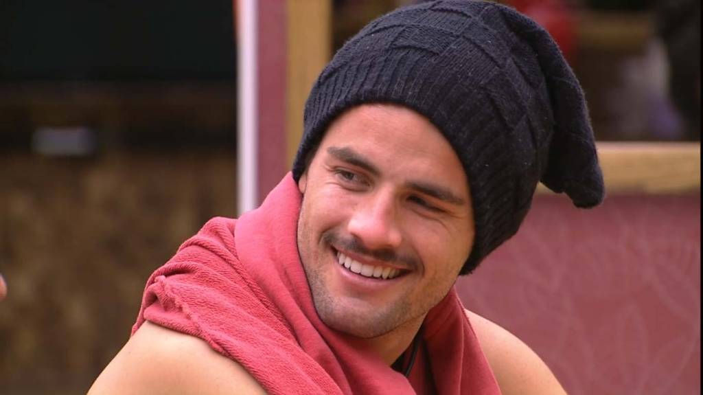 Em tom de brincadeira, Talita afirma: “Estou grávida”; Rafael se irrita