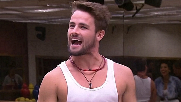 Ooops! Rafael deixa a toalha cair e fica pelado no BBB15