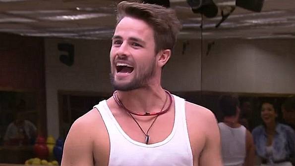 Ooops! Rafael deixa a toalha cair e fica pelado no BBB15