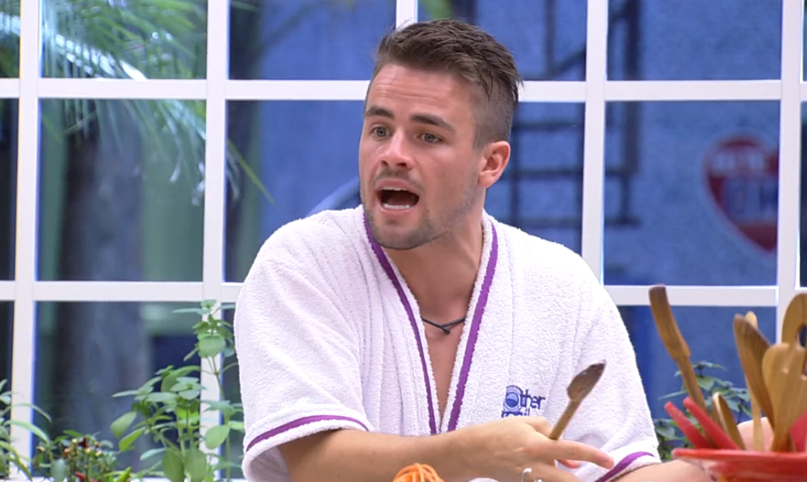 Rafael perde a paciência com Talita e os dois discutem feio na cozinha