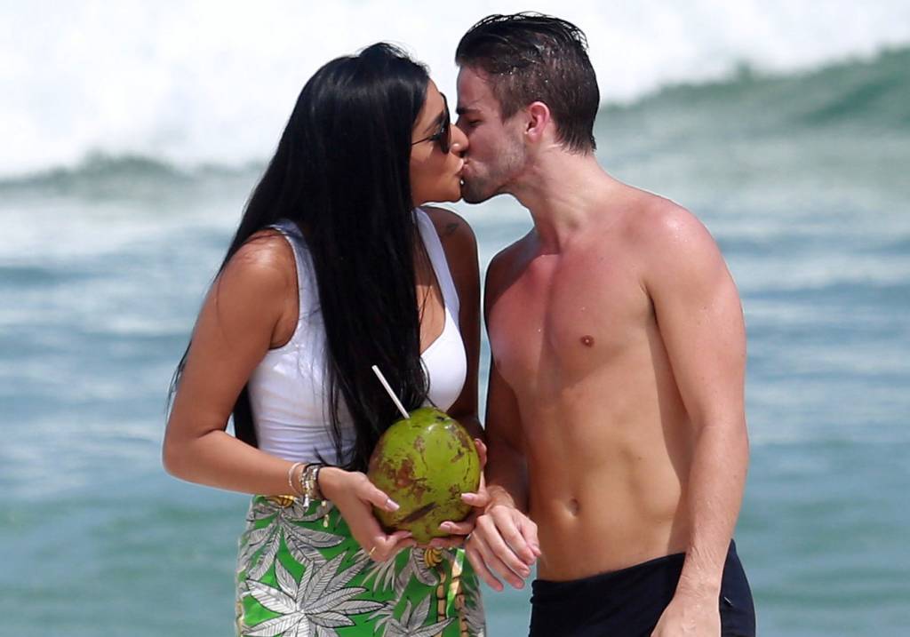 Namorando, Rafael e Talita curtem praia no Rio