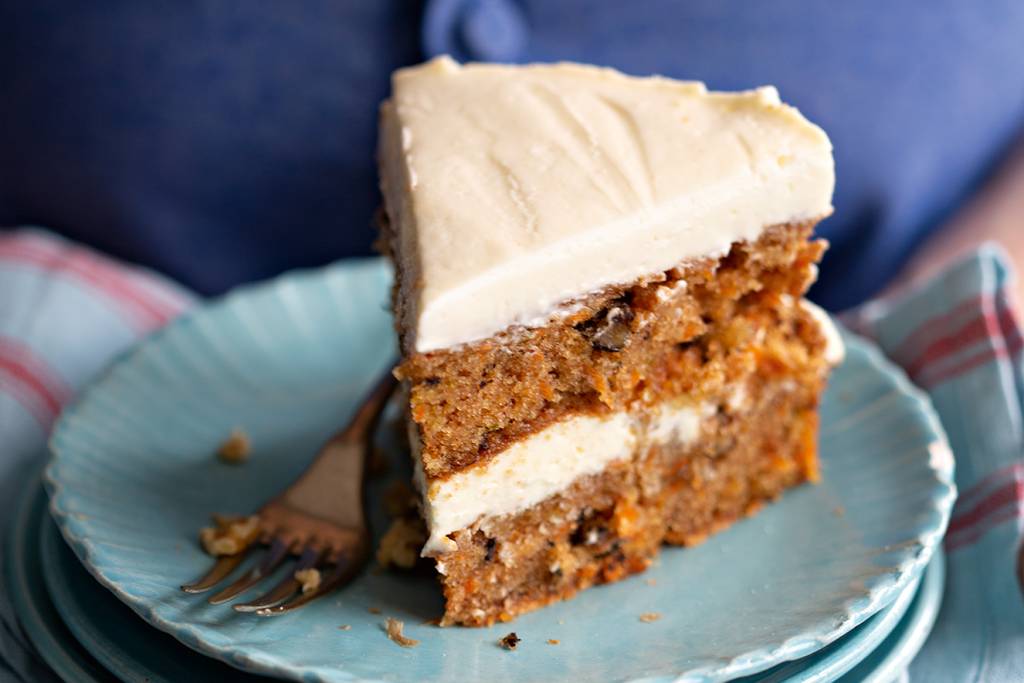 Bolo de cenoura com nozes