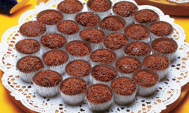 Independente de sua origem, o brigadeiro é não só uma paixão internacional, mas um verdadeiro troféu paulistano. Isso porque a quantidade de ~brigaderias~ da cidade é surpreendente: onde mais você encontraria lojas que só vendem o doce?