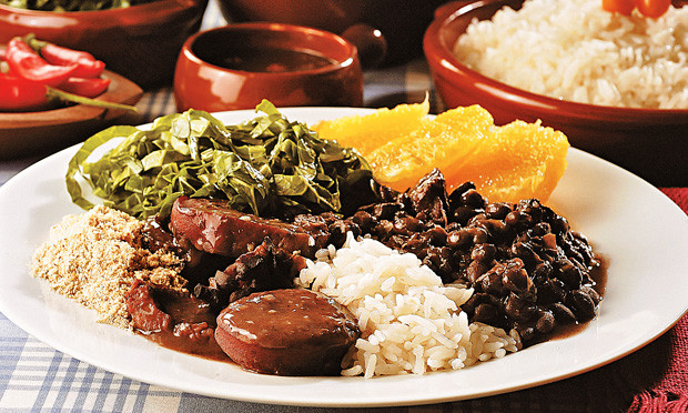 Feijoada. Talvez não seja o prato mais paulistano de todos os tempos, porém, a tradição de sempre ter feijoada às quartas e sábados é quase uma religiosidade. Do boteco da esquina ao restaurante Dinho's, esses dias são especiais, pois oferecem opções que vão da "light" (com linguiça, carne-seca, lombo e costela) até a completa (com pés, rabo, orelha e o que mais você quiser).