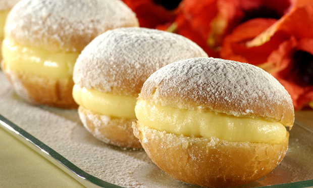 Sonho de padaria. Depois de comer ~aquele pão na chapa~, tomar seu café na "padoca da esquina", o que finaliza esse momento glorioso das manhãs preguiçosas do fim de semana é o sonho. Cremoso, recheado, repleto de açúcar em cima e muito amor.