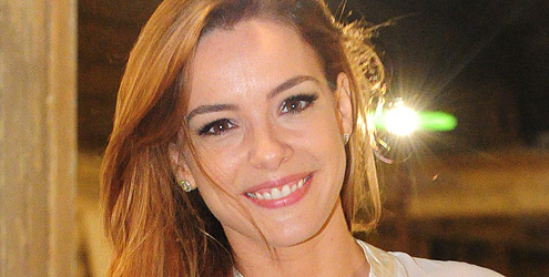 Desvende os segredos de beleza da atriz Regiane Alves