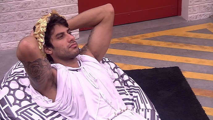 Renan vai para o quarto superior e ganha poder de indicar alguém ao paredão