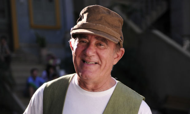 O humorista Renato Aragão é submetido à cirurgia e segue internado