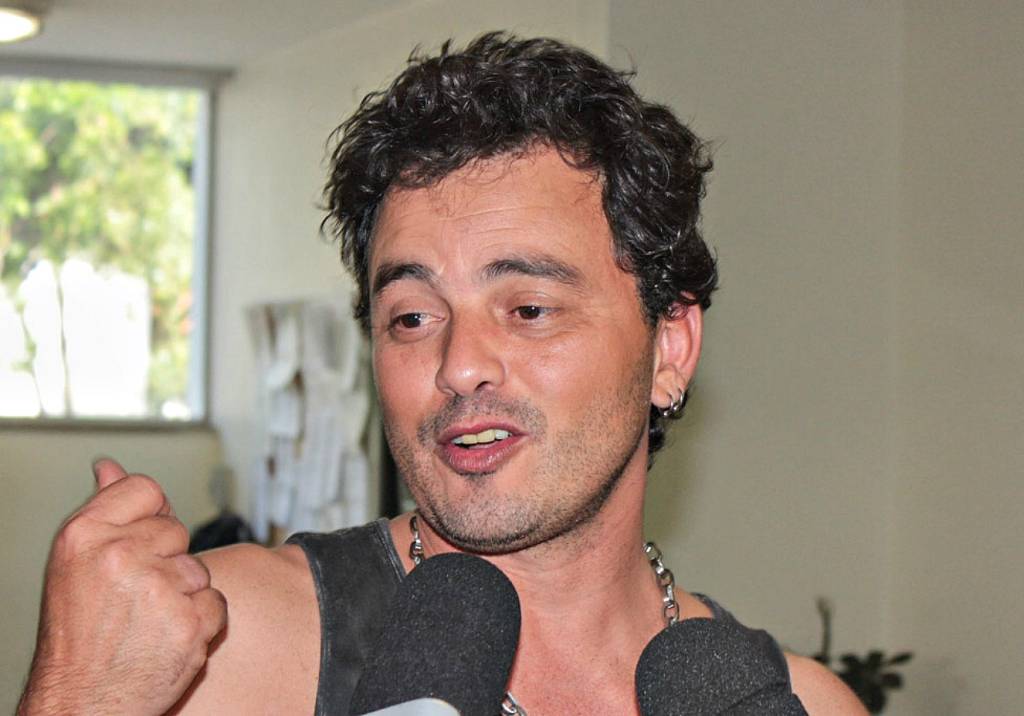 Cantor Renner, da dupla sertaneja, é preso por dirigir embriagado