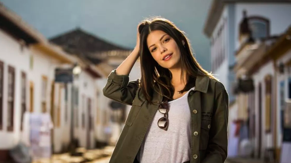 Cris descobre ser igualzinha à garota assassinada em ‘Espelho da Vida’