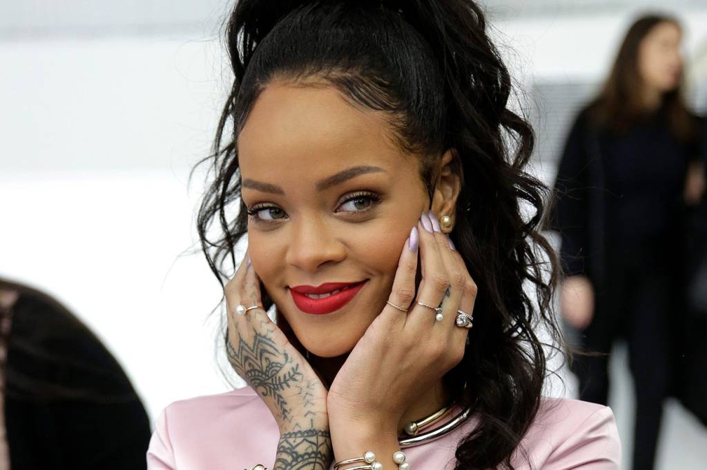 Rihanna está em Cuba e, obviamente, arrasou demais no look do dia