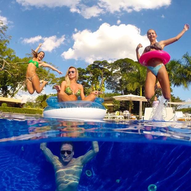 Roberto Justus e Ana Paula Siebert curtem dia na piscina