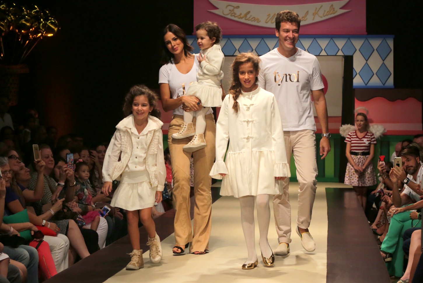 Rodrigo Faro desfila com a família em São Paulo