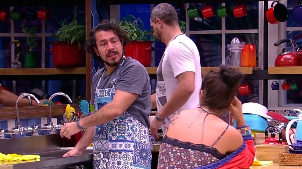 Rômulo está em dúvida se Emilly é mais invejosa ou deslumbrada