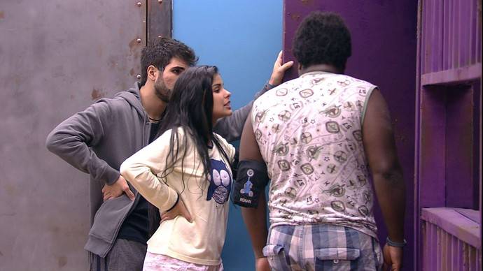 Ronan bebe demais em festa, entra em crise e passa dos limites no ‘BBB16’