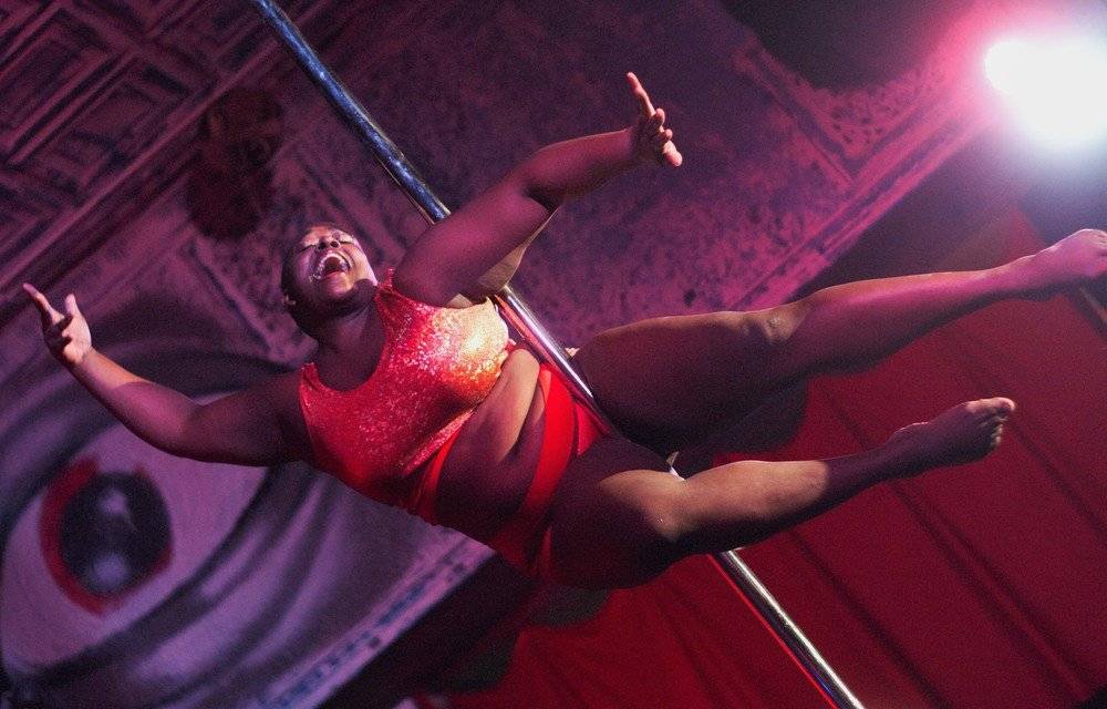 Essa dançarina de pole dance dá aulas de autoestima todos os dias