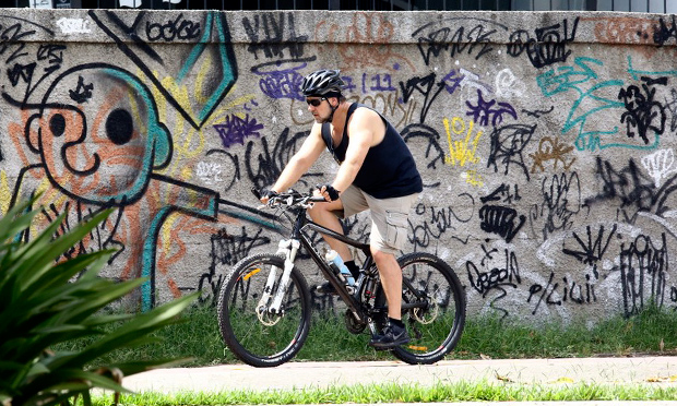 Russell Crowe passeia de bicicleta no Rio e elogia a cidade