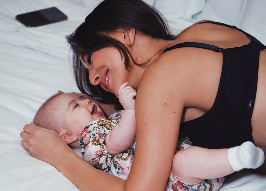 Sabrina Sato veste Zoe de coelhinha da Páscoa e o resultado é pura fofura