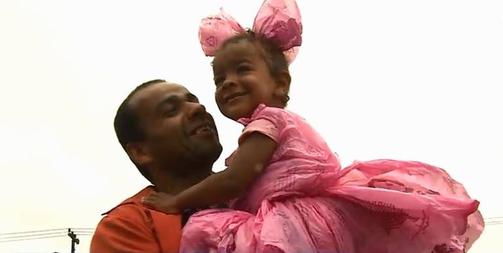 Menina usa fantasia feita de sacos plásticos e comove a cidade onde mora
