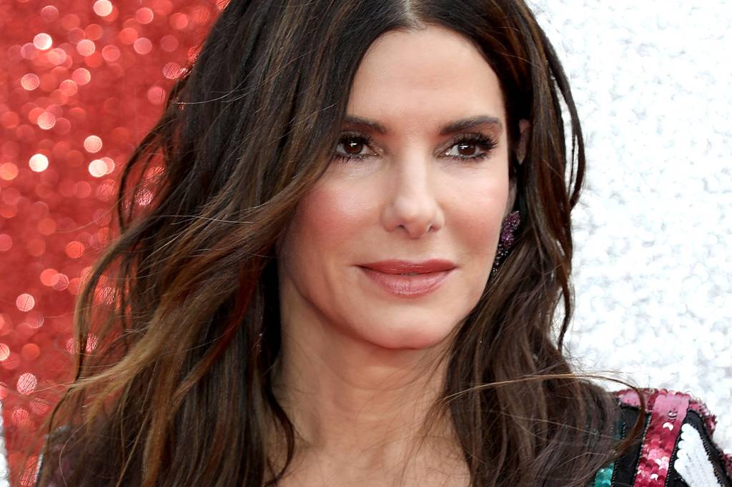 Sandra Bullock, como sempre, apareceu com look chique de doer