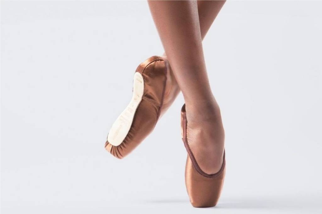 Com 200 anos de atraso, sapatilhas de balé marrons são lançadas no mercado