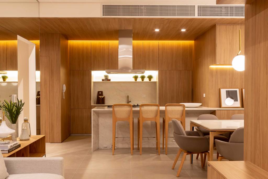 Esse apê lindo foi todo revestido de madeira e você vai querer um igual