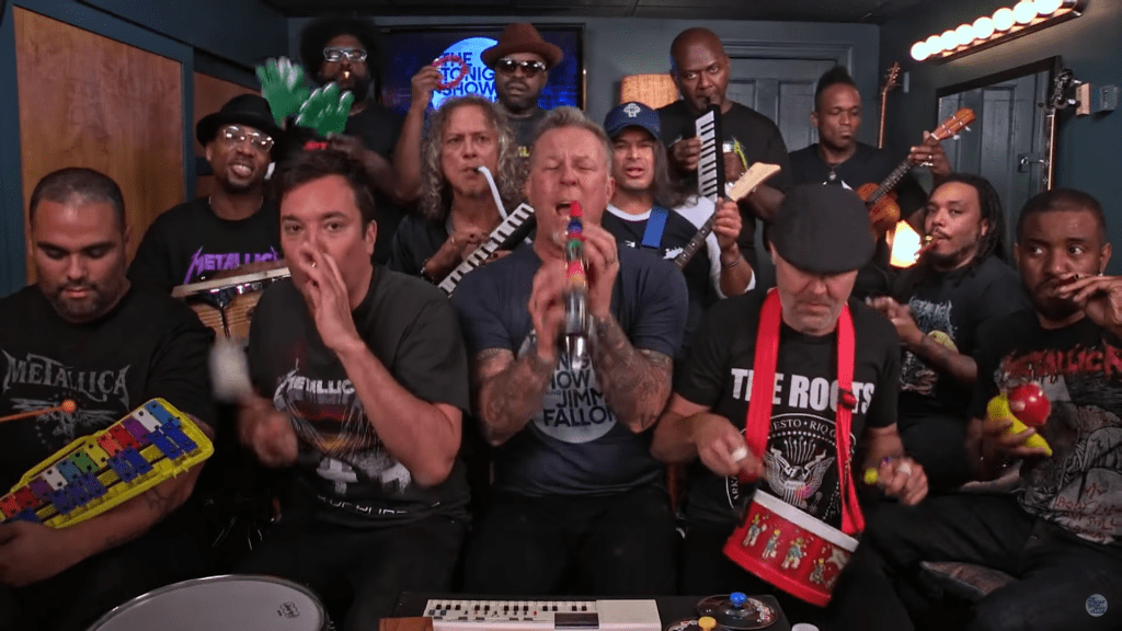 Metallica toca clássico do metal com instrumentos de brinquedo