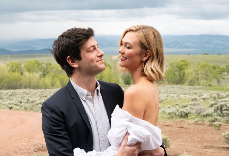Karlie Kloss usa vestido romântico em seu 2° casamento com Joshua Kushner