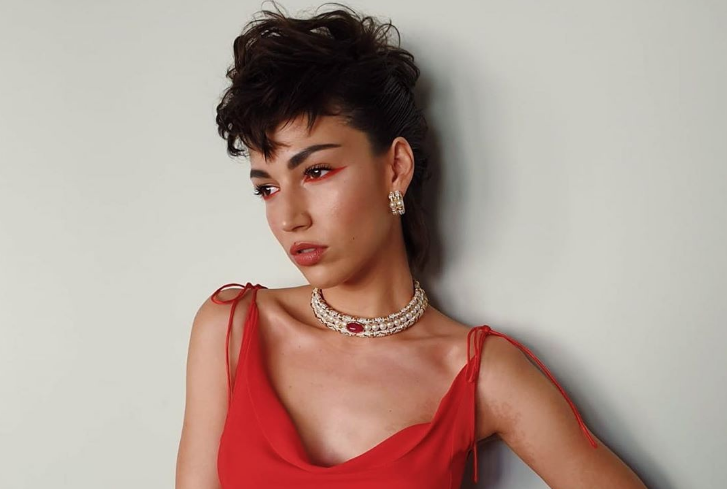 Úrsula Corberó, a Tokyo, usou 2 looks lindos para lançar La Casa de Papel