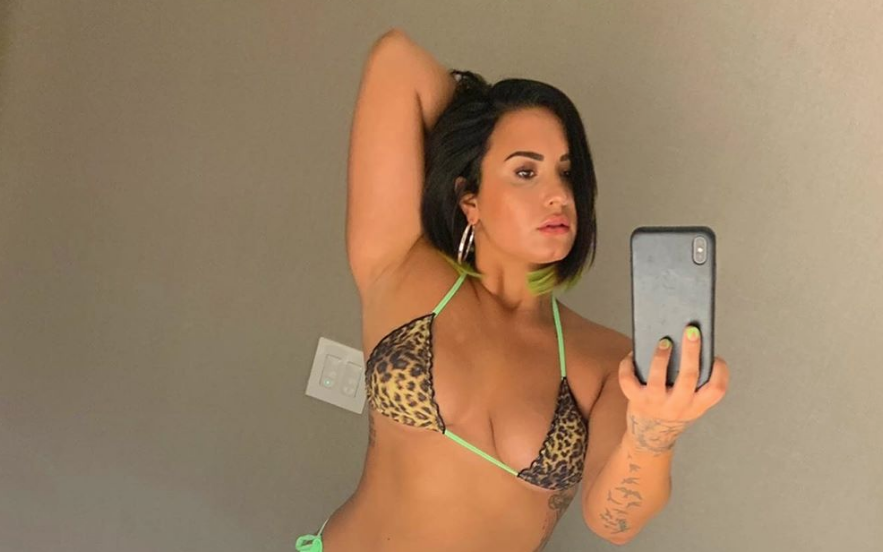 No Insta, Demi Lovato aparece com biquíni estampado de marca brasileira