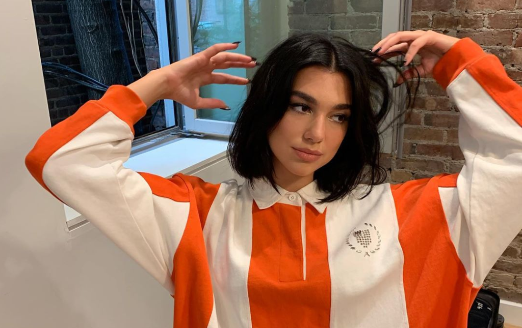 Dua Lipa pintou os fios de loiro diferentão e fez lembrar da Avril Lavigne