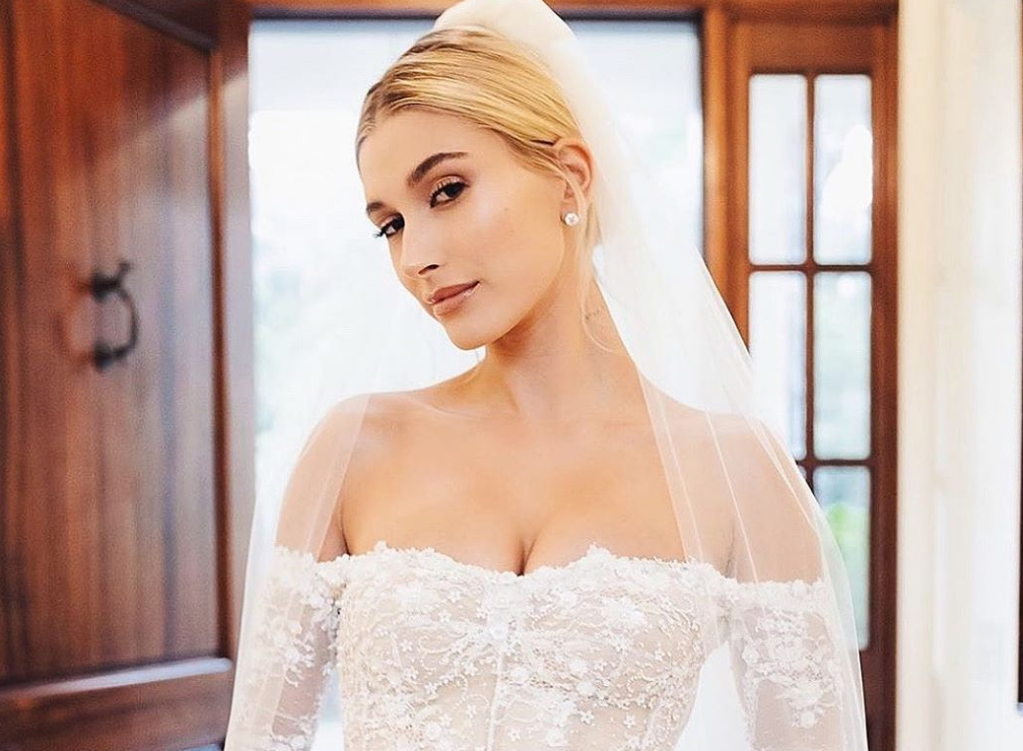 Hailey Baldwin combinou o terceiro vestido de noiva com tênis confortáveis