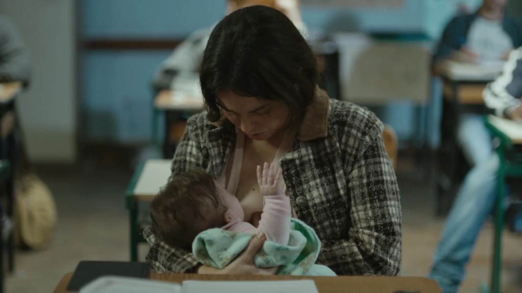 ‘Segunda Chamada’ inova e acerta ao falar sobre amamentação em público