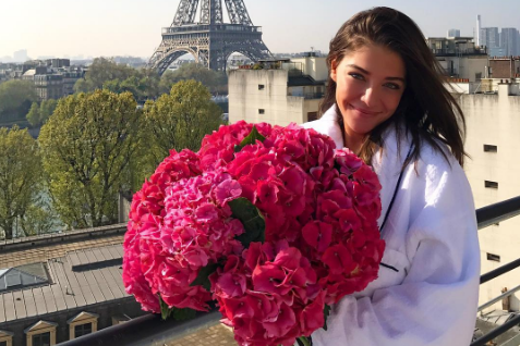 Luma Costa ganha buquê de dar inveja