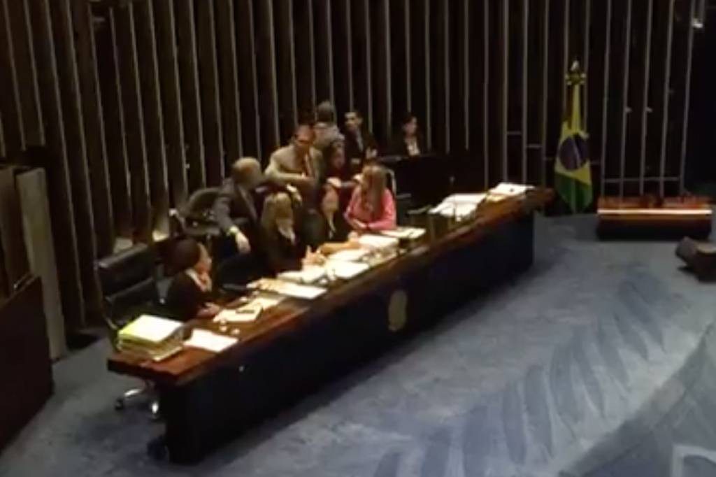 Sem luz no plenário, senadoras barram voto da reforma trabalhista