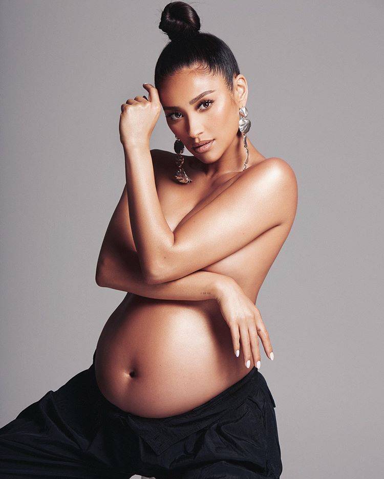 Shay Mitchell anuncia nascimento da 1ª filha com foto singela no Instagram