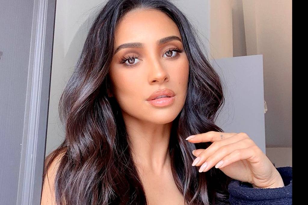 Grávida, Shay Mitchell arrasa em biquíni asa-delta na cor do momento