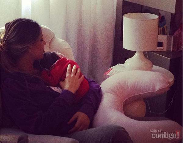 Fernando Scherer publica fotos da mulher, Sheila Mello, paparicando a filha